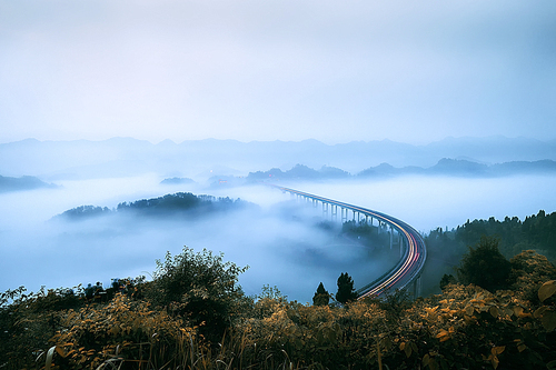 The Zhoujiashan Bridge in the morning mist is like an overpass in Wonderland