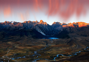 Climbing Shanghai 4500 mountain tops, blowing in the wilderness in the autumn wind blowing, moving mountains rolling in the clouds, the stream slowly beating, the heaven and earth a bright and beautiful color, listening to Zachingbo Mountain Fan Bo Xian, enjoying natural and natural.