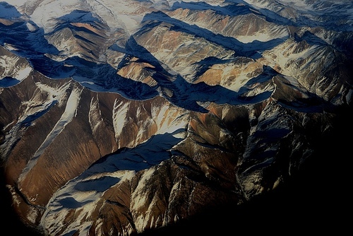 For flights to Xinjiang, see the Qilian Mountains and the Tianshan Mountain through the portholes. Record the flights over the mountains.