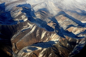 For flights to Xinjiang, see the Qilian Mountains and the Tianshan Mountain through the portholes. Record the flights over the mountains.