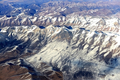 For flights to Xinjiang, see the Qilian Mountains and the Tianshan Mountain through the portholes. Record the flights over the mountains.