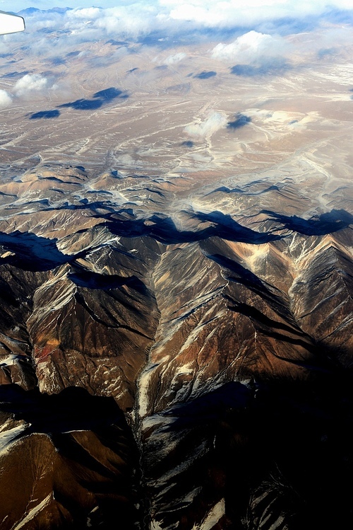 For flights to Xinjiang, see the Qilian Mountains and the Tianshan Mountain through the portholes. Record the flights over the mountains.