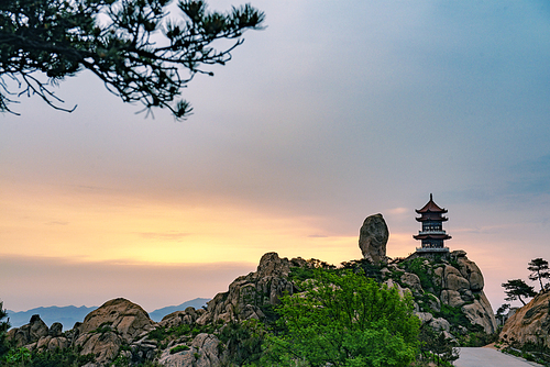 Jialen Mountain is located on the west side of the Lashan Mountain, which is the same mountain range.