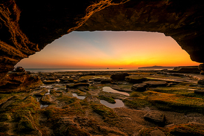 Behind the low tide the colorful beaches were colourful, and a sea-eroded cave was found on the beach toward the setting sun.