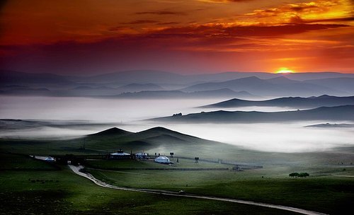 scenery,The sky,dawn,landscape,The sun,No one,Nature,Travel,At night,cloud,summertime,twilight,Comfortable weather,shan,waters,light,Country,outdoors,rural area,Dramatic.