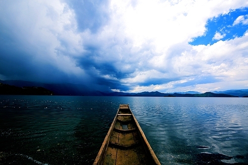 This photo was taken in Lugu Lake, Yunnan, when I got off the train that day, I immediately surrounded a large group of children. Their smile moved me, their smile seemed to be clear and clear of the water in Lugu Lake This picture is done in a symmetrical composition, and the horizontal line is down.