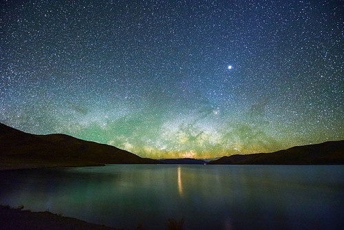 The picture shows the milky way of Lhasa Yoyong, sleeping in the milky way, in our sleep, the Milky Way rising, playing a different kind of scenery. The Milky Way, lying horizontally on the horizon, is unparalleled