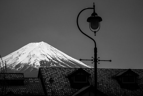 humanities,Japan,scenery,Travel,Mount Fuji,silhouette,building,construction,At night,Sunset,shan,The city,landscape,Snowy,The sun,dawn,black and white,The shadows,outdoors