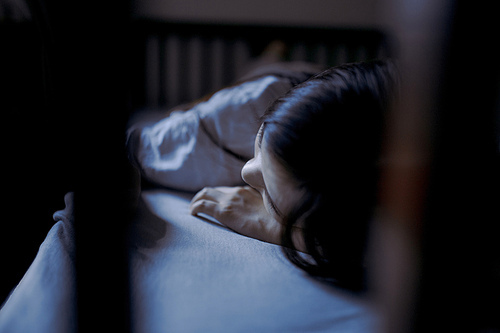 portrait,Hey, girl,canon,color,solar system,The baby,Go to sleep,adult,children,A woman,Inside,Hey, son,light,The bed,The shadows,Newborn,Darkness,motoshi,The face,side view