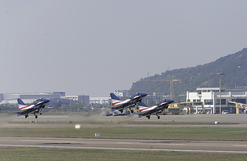 Zhuhai Airshow Although I do not understand these aircraft, but the next fan seems to be very excited, the aircraft in the head 50m flies overhead, the huge roar, the ground is shaking, it is also fun, the next teachers are all 800, 600, 70-200, the first is 150-600, I only have a 1000-odd dragon A005, I feel ashamed, I had to hide in a corner shot a few...