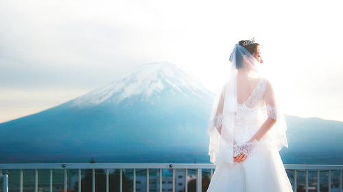 portrait,canon,wedding dress,Emotions,xiaoqing,The most beautiful wedding dress,outdoors,summertime,A woman,dawn,The ocean,A girl,shan,The sun,The beach,Beautiful,Sunset,Comfortable weather,veil