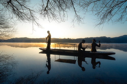 humanities,light and shadow,west lake,color,hangzhou,sony,A word of art,silhouette,Sunset,The river,Cold,At night,Snowy,fog,The weather,No one,People,twilight,light