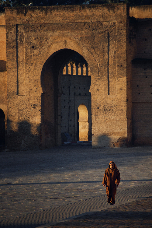 humanities,street racket,The world is full of color,Fat Tower and Street Photography 08,adult,construction,one,The city,street,building,Costumes,outdoors,Daylight,Male,A woman,The shadows,temple,The arts,Housing,Group (abstract)