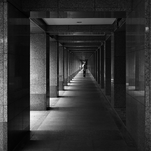 This is a long corridor next to the SMRT headquarters in Singapore. I felt very good when I walked past, but I didn't bring my camera then, so this time I had to take a picture, an empty mirror, and a repair worker. The final cut into 1: 1 to remove two headlights to simplify the elements, to be adjusted to black and white and adjusted horizontally.