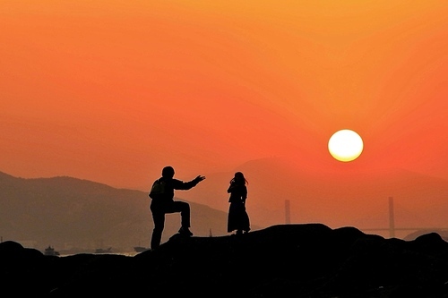 xiamen,scenery,Gulangyu Island,silhouette,At night,The sun,People,twilight,The sky,Male,landscape,outdoors,pastime,Travel,light,Comfortable weather,Adventure,Nature,Let's move.