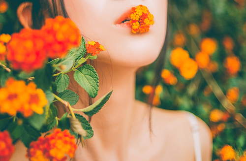 flower silent, faint breeze, faint breeze, beautiful smile, beautiful woman, still flowers, static if bloom, like flowers bloom no words like the world of paradise, the photo studio presents photography studio photography studio one light shade of the sky, the last one light shade, makeup.