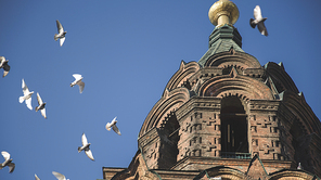 portrait,scenery,Travel,Thecity,Thesky,outdoors,Thechurch,building,temple,Thecathedral,Tourism,HistoricalRelics,highbuilding,Spirituality,It'sancient,milestone,Religious,pigeons,old