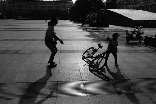 documentary,black and white,street racket,xinyang,black card,Fat Electra and Street Photography,The Fat Tower and the Street Photography 16,sports,A woman,road surface,The shadows,children,Let's move,The city,Group (abstract),rivalry,Costumes,many,The road.