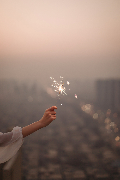 portrait,Hey, girl,canon,Fireworks,aestheticism,shijiazhuang,xiaoqing,Fairy,motoshi,outdoors,twilight,A girl,hand,A woman,The beach,fog,summertime,Winter.
