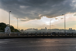 documentary,chongqing,nikon,color,street racket,Let's go to the city,Photography Category Photography Team, Jing Tung Photography,JD Documentary,traffic,building,Sunset,The sky,means of transportation,bitumen,The river,Expressway,light,construction,twilight,Pictures,