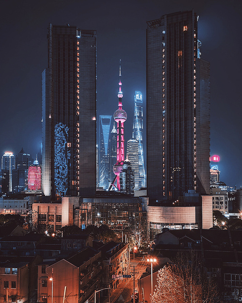A cell phone,Travel,The city,building,At night,skyscraper,No one,hotel,high building,cityscape,Business,Downtown,skyline,twilight,finance,Lighted,The sky,The office.
