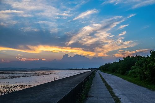 On June 10, 2017, in Otian Yangyang, Shantou City, the weather is changing in summer, with sea breezes blowing and setting sun as the clouds appear.