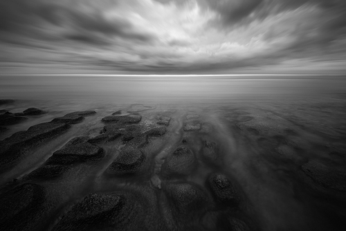 scenery,black and white,wide angle,sony,CAPA Month Landscape Architecture,landscape,seascape,shoreline,sand,The storm,dawn,At night,No one,The sky,Surfing,The sun,cloud,wave,Nature.