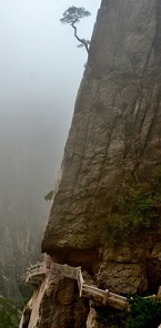 scenery,Travel,outdoors,Nature,The sky,Mist,landscape,waters,ascend,Tall,rock,rain,shan,People,exploration,Hiking,It's dangerous,The cliff,ki