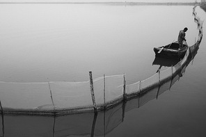 scenery,black and white,People,means of transportation,ship,fog,The sea,The beach,The ocean,The river,No one,lake,Transportation Systems,Fisherman,Boat,dawn,one,adult,landscape,reflex