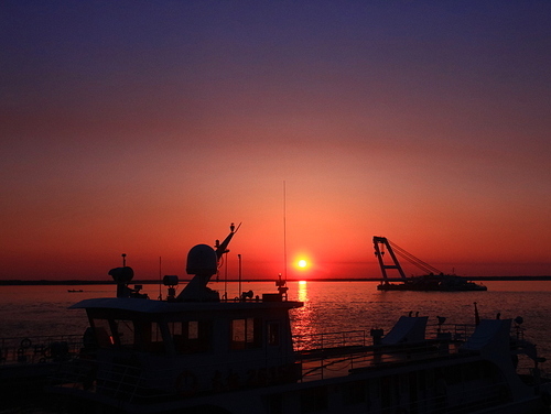 documentary,scenery,color,capture,At night,No one,The ocean,twilight,ship,The sun,The sky,The beach,silhouette,marina,means of transportation,Boat,Transportation Systems,Fisherman,backlight