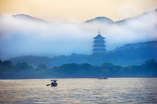 the west lake mist after the early morning rain was covered with a veil of gauze, revealing a different kind of beauty.