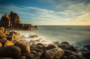 With heavy equipment, he walked for nearly an hour with Mr. James to the charming Uramaha headland. Step by step, the hands and feet of the shooting point, immediately by the waves here, the boulder intoxicated. Where there is danger, there is an enchanting view.