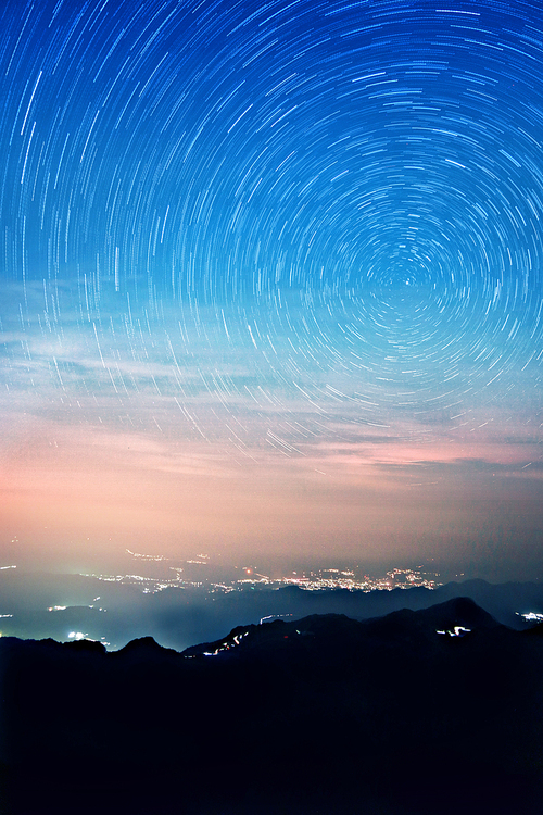 Walk 1000 kilometers high, meet the most beautiful night sky, lie down to watch the meteor shower.