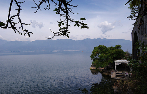 There is a place called Yuki Island in the Dali Double Corridor, the best of which are Yang Li Ping's Sun Palace, Moon Palace and Zhao Qing's green house.