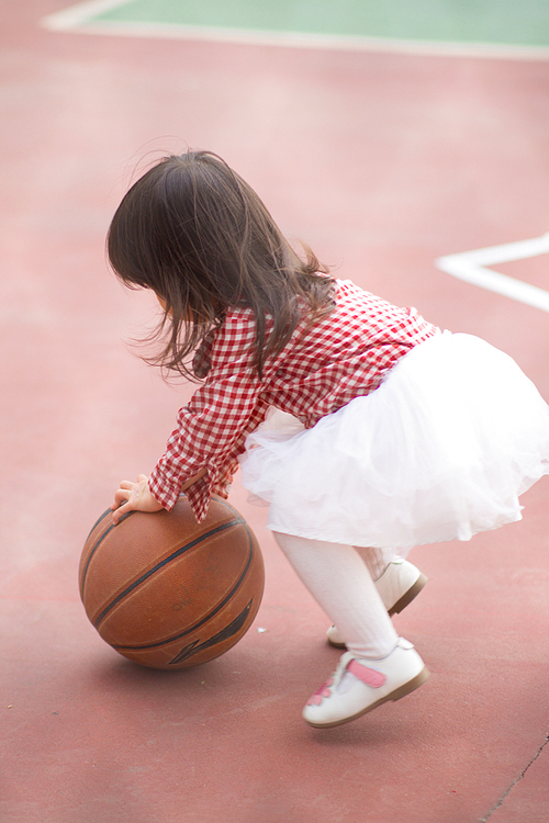 The,little,girl,is,cute,and,lovely,she,will,be,the,master,of,basketball,