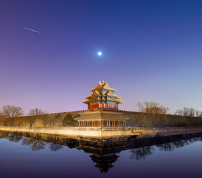 The night time of the turret was hurried, the sky was clear in the first half of the night, and the stars seemed to rain. The moon, which rises in the late night, is a rare celestial event along with venus jupiter. Two meteors streaked across the sky to get a picture of the moon and the moon.