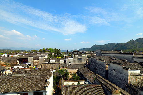 Nanping village, located in the southwest of Anhui Province, is a thousand-year-old, grand old village, because of the Chrysanthemum, Crouching Tiger, Hidden Dragon and other famous films shot here, known as the Chinese film and television village. Nanping village has nearly 300 Ming-Qing ancient buildings, there are 36 wells, 72 lanes. The village still has eight big and small shrines and shr