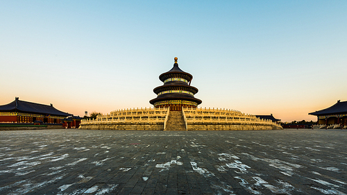 I was fascinated by the Temple of Heaven recently. I went to the temple a few times, and I felt the wonder of architecture more and more.