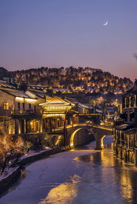 Gubei water town, the last day of 2016, sunset, month as silver hook, snow-white reflection.