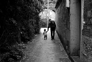 portrait,documentary,black and white,wide angle,street racket,sony,Emotions,xiaoqing,Very simple,The Fat Tower and the Street Photography Phase 23,children,The road,rain,one,The city,Darkness,The tunnels,A girl,Creepy,Two.