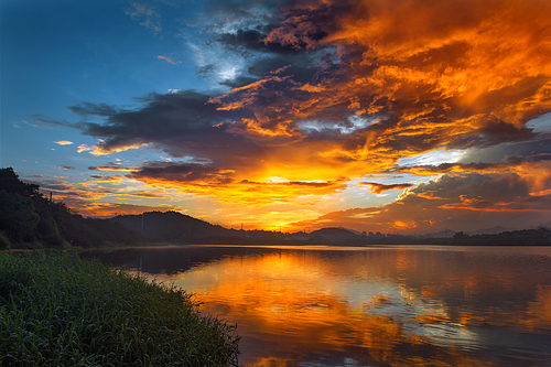 Sunrise.,Of course.,canon,color,dongguan,twilight,The sun.,Nature.,landscape,The sky.,outdoors,lake,Comfortable weather.,Travel.,tree,summertime,reflex,light,backlight,fall