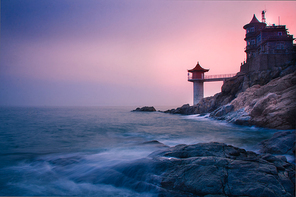 The seaside of qingdao is always beautiful at sunset. Silent lighthouse, the constant beating of the reef, and the sunset after sunset, formed a beautiful picture. On the day of the shooting, the weather was not good and the sky was tuned in later. While filming in Qingdao, I met one of the local photographers, who had to climb down from a very high shoreline and cut through a steep and troubled r