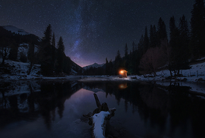Taken at the Qiongkush Desai in Xinjiang, the scene is filmed early in the morning and is composed of night scenes.