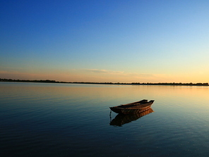 documentary,scenery,color,capture,No one.,reflex,twilight,ship,At night.,Boat.,The sun.,Calm down.,Quietly.,Travel.,pastime,The sea.,Fisherman.,The sky.,The beach.,Kayak.