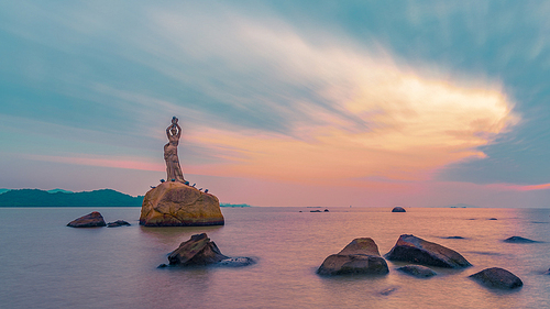 At 5 o'clock, she arrived at the Zhuhai Fishing Women's Statue and was planning to see the sunrise. As a result, the clouds were too thick and had a little bit of dawn, so while they were taking pictures of their wife, they took a stand on the racks and filmed them at intervals.