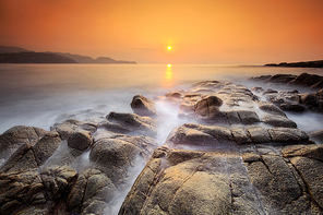 Of course.,scenery,wide angle,canon,color,shenzhen,The sea.,shoreline,At night.,twilight,The sun.,seascape,Nature.,The sky.,Travel.,No one.,rock,wave,Pictures.,Surfing.
