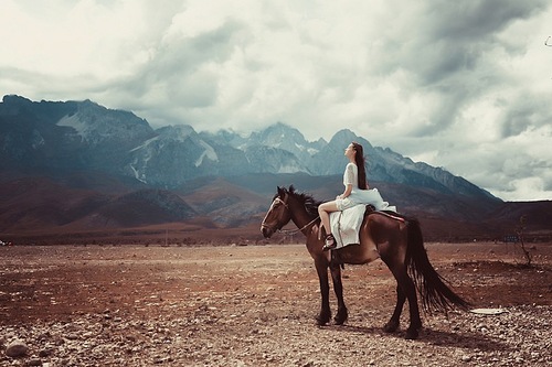 portrait,Hey, girl.,color,No one.,outdoors,The sky.,landscape,Nature.,mustang,Sunset.,armoured personnel,one,Adventure.,Freedom.,Snowy.,dawn,The valley.,People.,Take your seat.,Mammals.