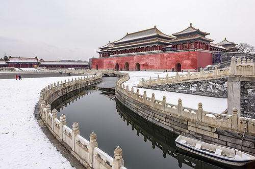 The snow is rare in Beijing in the past few years. We have made it to the Forbidden City to take pictures. I like this curved bridge and the Imperial Palace wall.
