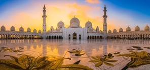 The Abu Dhabi mosque, the largest in the UAE's seven emirates and the eighth largest in the world, can accommodate up to 40000 Muslims in prayer. There are 82 domed domes and 1100 gold pillars. The color on the floor is not paint, but is made from natural materials such as lapis lazuli, red onyx, amethyst and abalone. The sunset was particularly beautiful, and the clouds dyed the Grand Mosque gold
