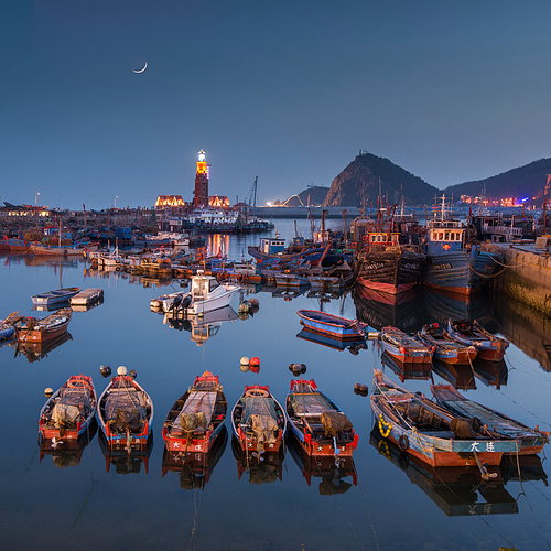 night scene.,scenery.,nikon.,dalian.,color.,To find the secret of water.,Transportation Systems.,Boat..,reflex.,At night..,The sea..,outdoors.,Sunset..,The city..,fishing boat.,marina.,Tourism.,twilight.,port
